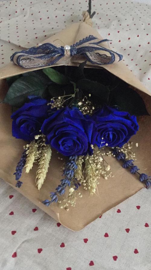 Strauß konservierter blauer Rosen