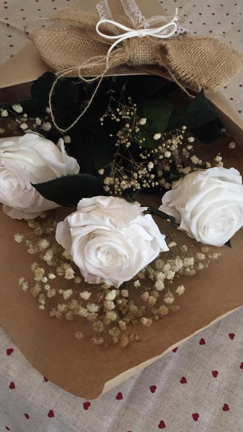 ramo preservado de rosas blancas